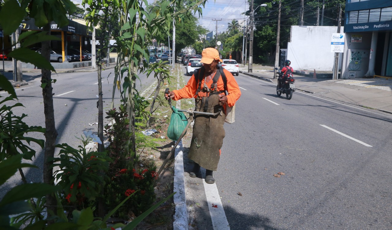 homem limpando uma via